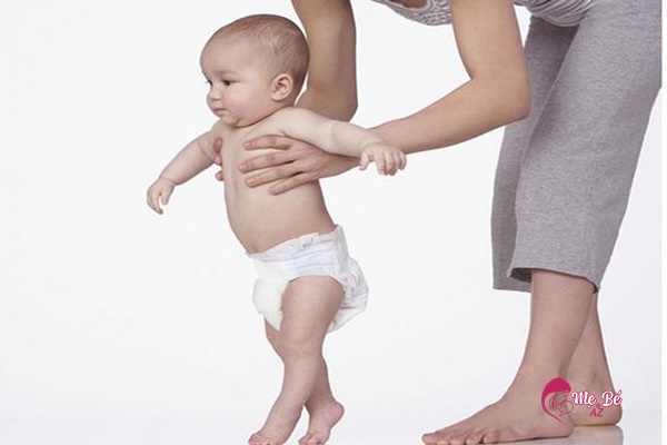 Nên Cho Trẻ Ngồi Xe Tập Đi Khi Nào? Bé tập đứng vịn vào ghế