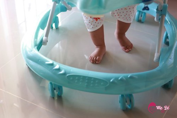 Nên Cho Trẻ Ngồi Xe Tập Đi Khi Nào? Bé ngồi xe tập đi gần cầu thang tiềm ẩn nguy cơ tai nạn