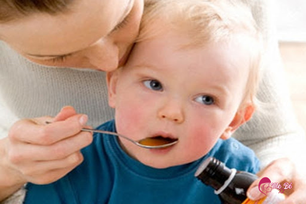 Mẹ nên cho bé bú sữa mẹ hoàn toàn trong thời gian lâu nhất có thể