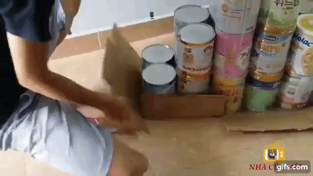 Sử dụng bìa carton và keo nến để bọc đáy cầu trượt