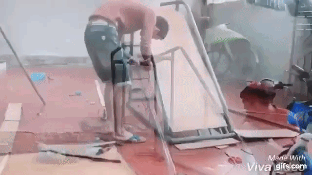 Gắn bìa cứng vào khung cầu trượt bằng ống nhựa