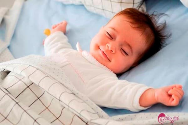 Trẻ vận động ngoài trời