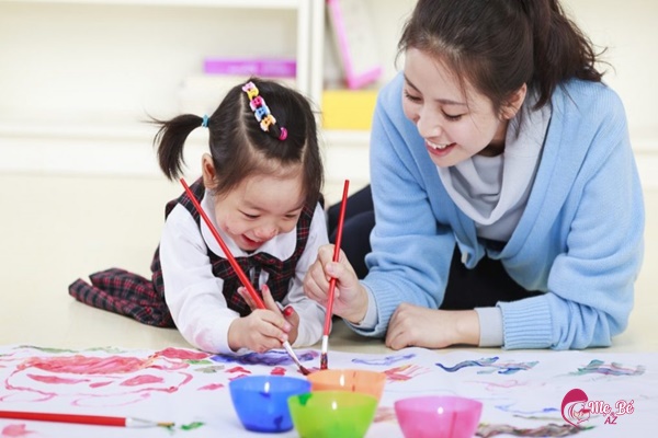 Mẹ hướng dẫn bé 2 tuổi