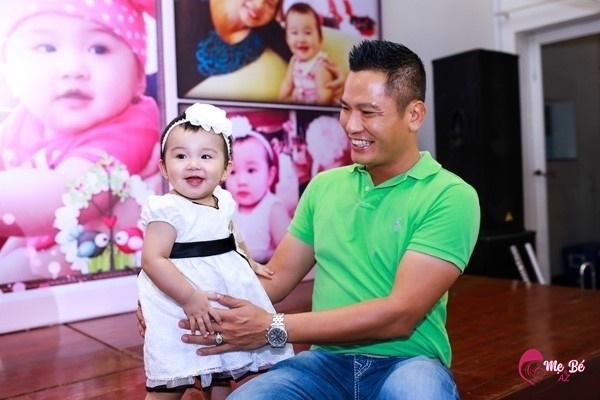 Bé 2 tuổi học cách cư xử