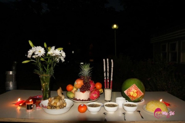 Mâm cúng giao thừa ngoài trời