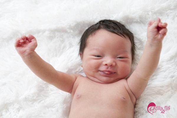 Khi Nào Trẻ Sơ Sinh Bắt Đầu Hóng Chuyện? Bé sử dụng ngôn ngữ cơ thể để "hóng chuyện"