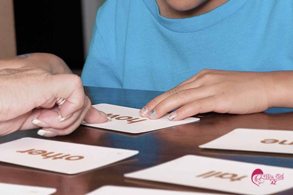 Bé vừa đọc vừa viết