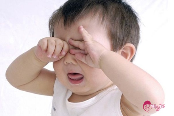 Cắt lông mi cho trẻ sơ sinh không làm mi dài hơn