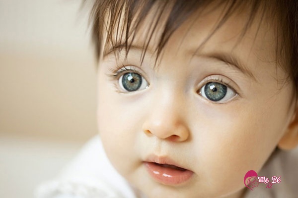 Chế độ dinh dưỡng giúp lông mi trẻ phát triển khỏe mạnh