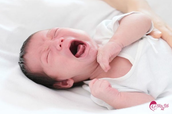 Nguyên nhân trẻ sơ sinh hay ưỡn cong người