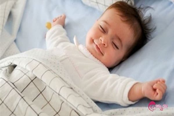 Bé nằm quạt