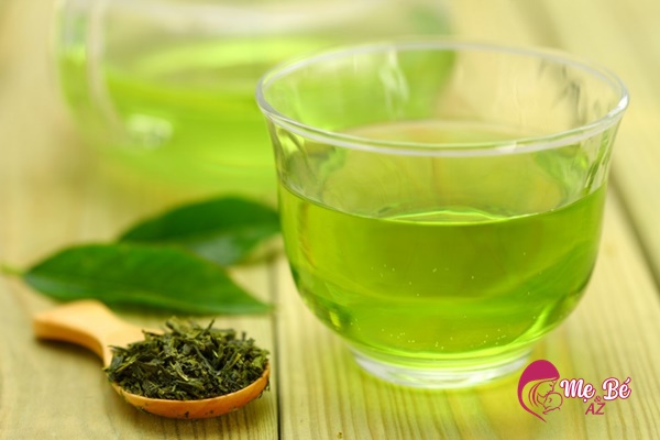 Dùng lá nước chè để làm sạch cứt trâu trên đầu trẻ sơ sinh