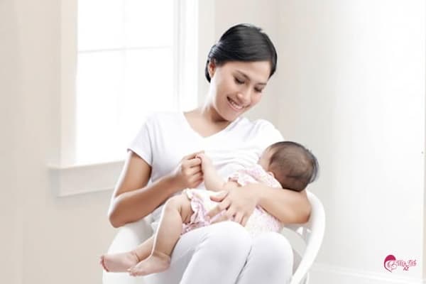 Quan Hệ Vợ Chồng Sau Sinh: Có Ảnh Hưởng Đến Việc Cho Con Bú? Hình ảnh mẹ và bé