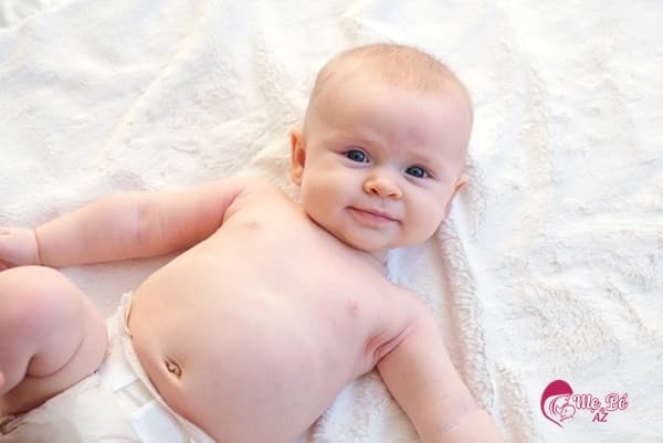 Trẻ sơ sinh đi khám