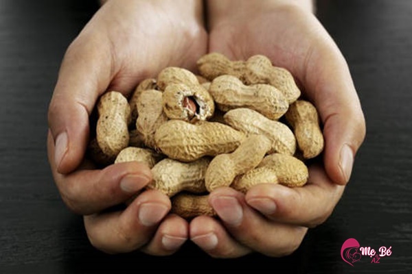 Hạn chế ăn quá nhiều đậu phộng để tránh đầy bụng