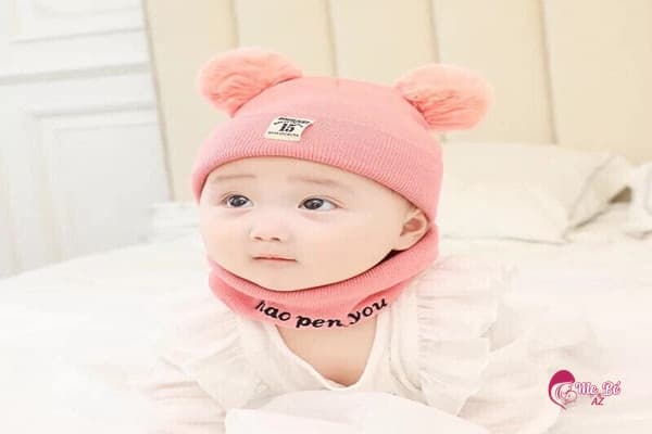 Đội mũ cho trẻ sơ sinh