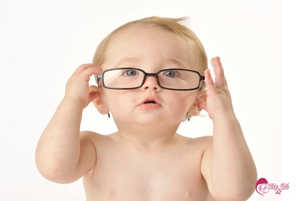 Trẻ tập đi cùng cha mẹ