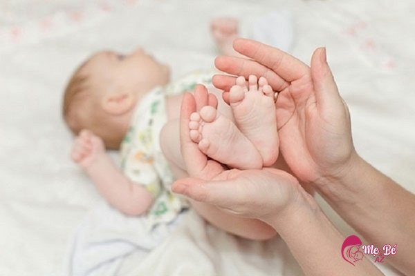 Vệ sinh chân cho trẻ sơ sinh
