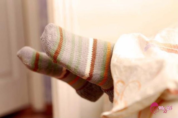 Mang tất cho trẻ sơ sinh khi ngủ