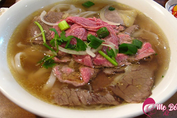 Mẹ sau sinh không nên ăn phở tái