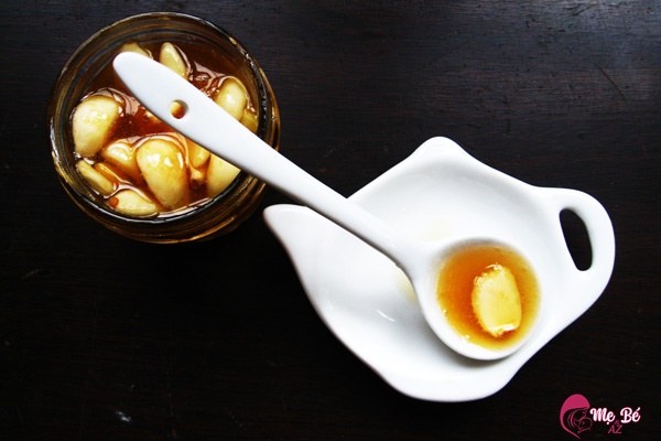 Sử dụng tỏi và giấm táo để trị mụn sau khi sinh