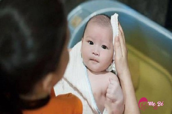 Hướng dẫn tắm lá trà xanh đúng cách cho bé