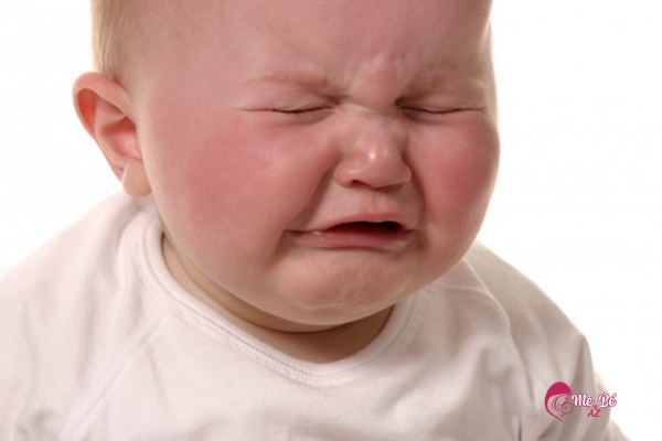 Bé xì hơi do đầy bụng