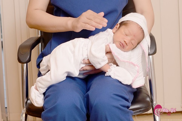 Vỗ ợ hơi cho bé sau khi bú