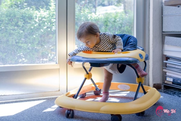 Trẻ trên 8, 9 tháng tuổi mới nên dùng xe tập đi