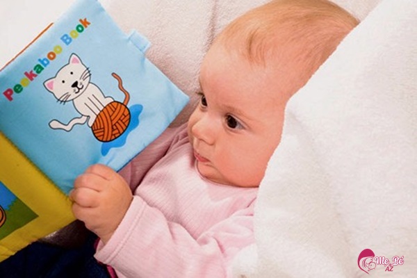 Bé đang đọc sách