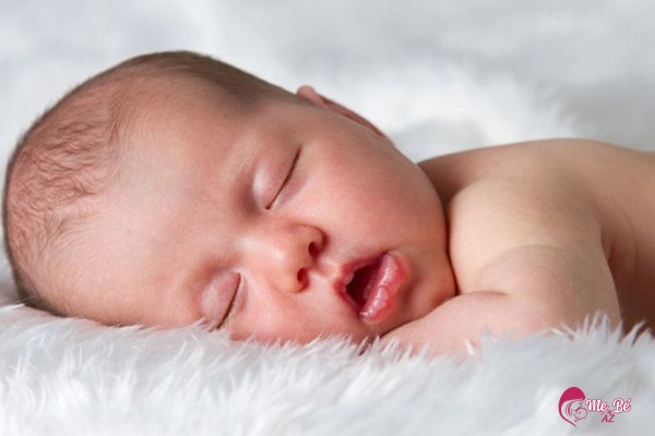 Trẻ sơ sinh ngủ say