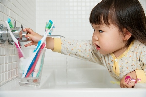 Bé 2 tuổi đang chơi đùa