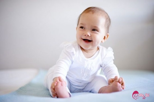 Bé 6 tháng tuổi mới biết ngồi, không nên cho bé sử dụng xe tập đi sớm