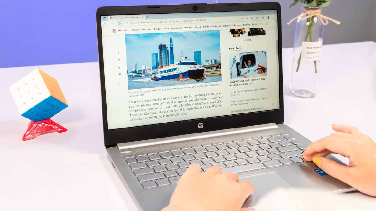 Người dùng đang kiểm tra laptop HP cũ