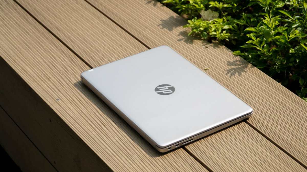 Laptop HP cũ được bày bán tại cửa hàng