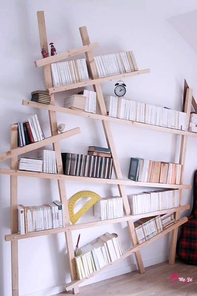 Giá sách bằng gỗ từ thang cũ