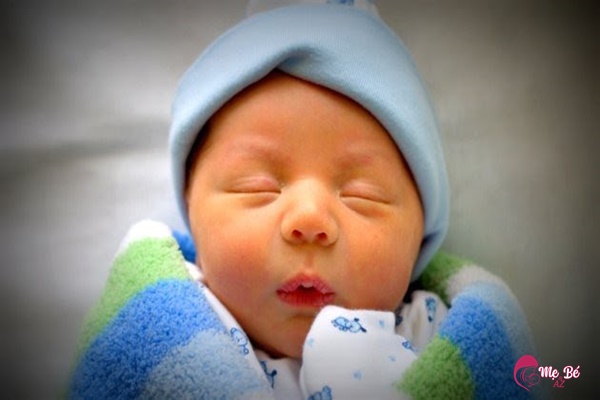 Mẹ và bé trong phòng sáng