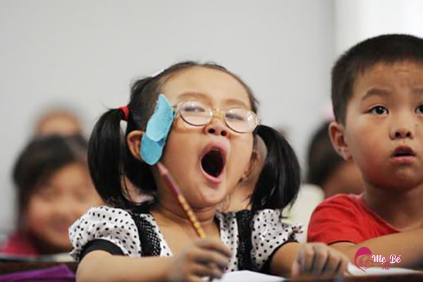 Trẻ Lớp 1 Học Trước Quên Sau: Nguyên Nhân Và Giải Pháp Mô tả hình ảnh trẻ đang học
