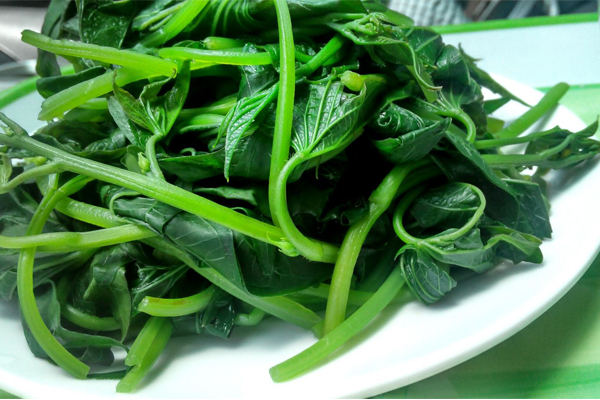 Sau sinh mổ không nên ăn rau lang