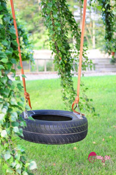 Xích đu làm từ lốp xe cũ treo trên cây