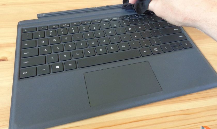 Vệ sinh cổng kết nối bàn phím Surface