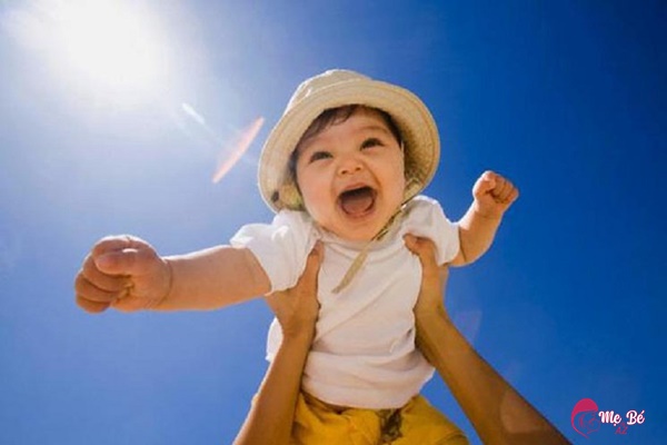 Bé 2 tuổi ăn yến sào tăng cường sức khỏe