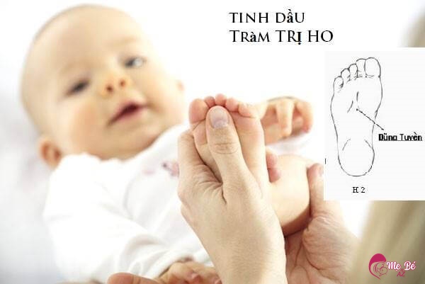 Massage gan bàn chân đúng cách cũng giúp trị ho cho bé