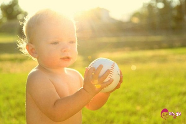 Cho trẻ chơi ngoài trời