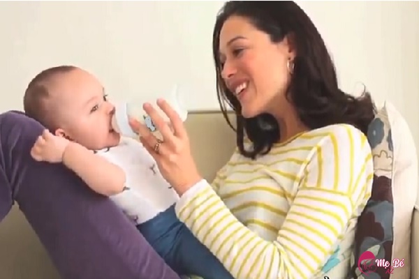 Tư thế bế đặt trên đùi