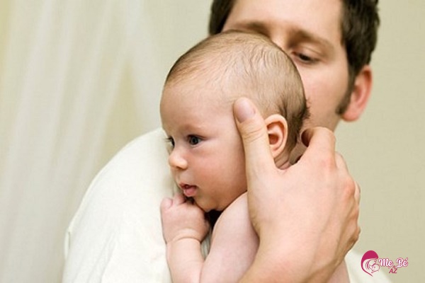 Cách bế trẻ thẳng đứng trên vai