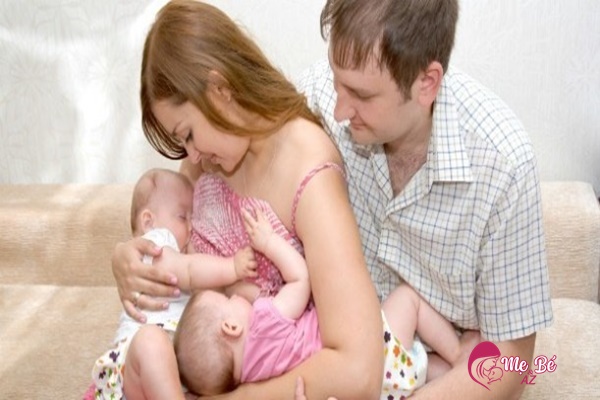 Tư thế cho trẻ sinh đôi bú sữa mẹ