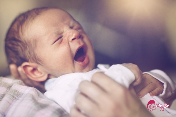 Cẩm Nang Chăm Sóc Trẻ Sơ Sinh Tại Nhà Cho Mẹ Việt Tắt đèn khi bé ngủ vào ban đêm