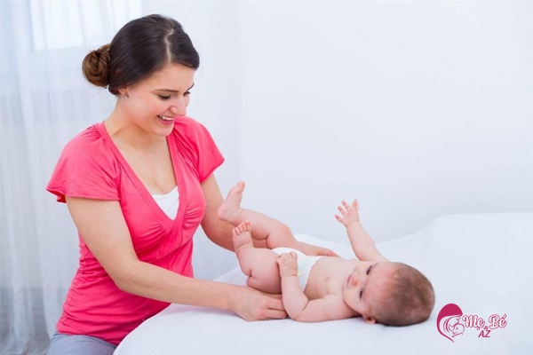 Cẩm Nang Chăm Sóc Trẻ Sơ Sinh Tại Nhà Cho Mẹ Việt Chăm sóc bé trai sơ sinh đúng cách