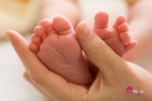 Trẻ sơ sinh Nhật Bản thường không đeo bao tay, bao chân